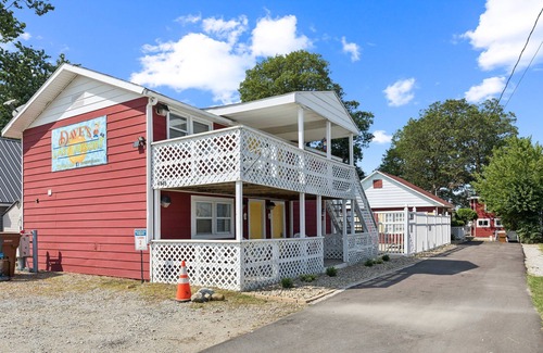 Monticello Apartment | NEW! Dave's Last Resort - Poolside Cabin 4