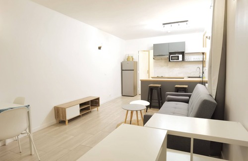 Bagneux Apartment | New deco Apt with private yard 150m to RER bagneux
