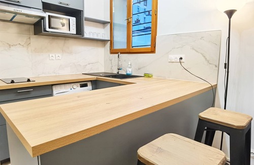 Bagneux Apartment | New deco Apt with private yard 150m to RER bagneux