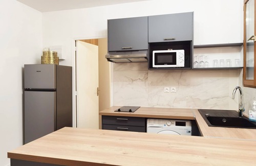 Bagneux Apartment | New deco Apt with private yard 150m to RER bagneux