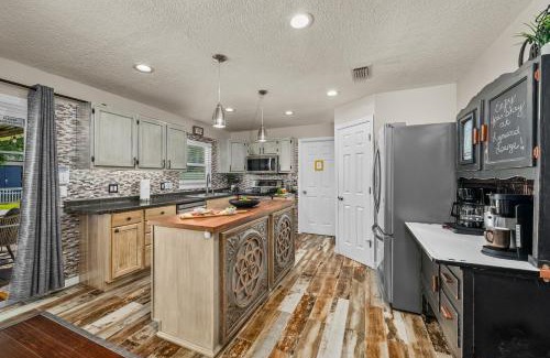 Forest City House | New Design-Movie Night Bar-Fire Pit-Hammocks-Games
