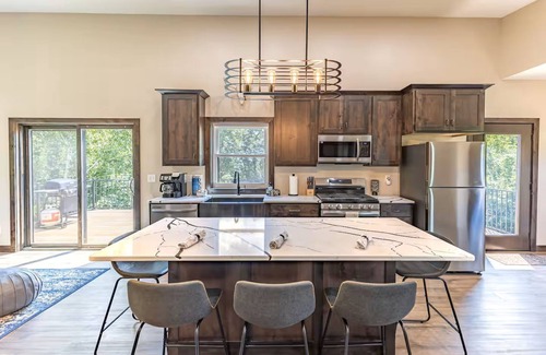 De Soto House | NEW!/Diamond in the Bluff/HOT TUB/Sleeps 6