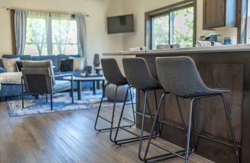 De Soto House | NEW!/Diamond in the Bluff/HOT TUB/Sleeps 6