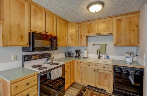McCall House | New - Dobby's Place - Fenced yard - Close to downtown - WiFi - Pet-friendly - Garage