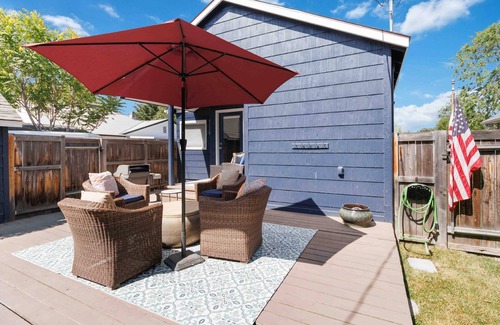 Depot Bench House | NEW! Dog Friendly w/Relaxing Back Patio & Corn Hole | > 5 min to BSU | Record Player & Smart TV's