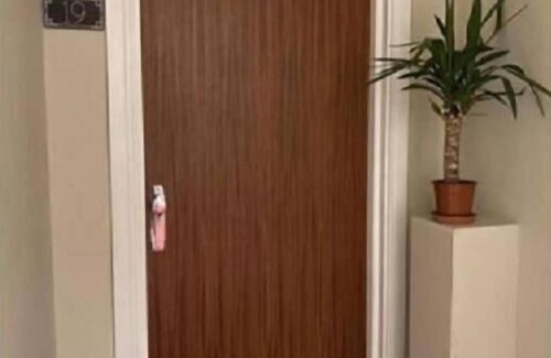 Doncaster Apartment | NEW! Doncaster Central 1 Bed Apartment sleeps 4,
