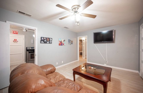Downtown Las Vegas House | *NEW* Downtown 2 bedroom house w/backyard