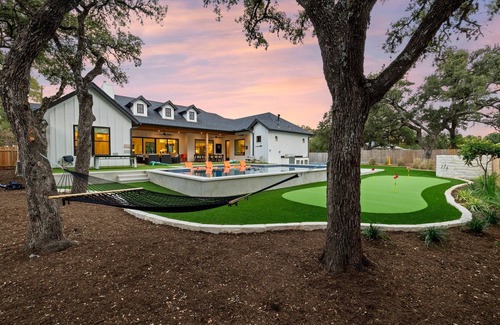 Dripping Springs House | -NEW-Downtown DRIPn Pool/Spa/Golf/Pickleball/30Guests