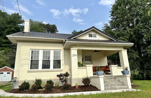 Irvine House | New Downtown Irvine 3/2 home w/king bed. Near Red River Gorge, Berea, Lex.