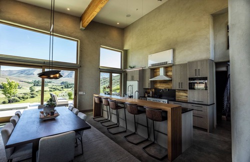 Hailey House | New eco mountain 3 Bd dazzler with AMAZING views, hot tub, sauna, living roof!