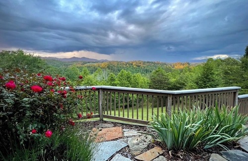 Marshall Apartment | NEW! Epic mountain view, 24 minutes to Downtown Asheville, NC