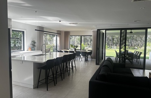 Bundalong House | NEW Family Holiday Home backing onto the river! Table Tennis table! Sleeps 13