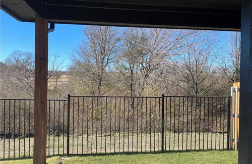 Benbrook House | New Farmhouse-Modern Home Close to Everything and pet friendly!