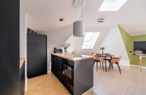 Old Town Apartment | New flat with free garage & Air con.