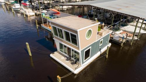 Fleming Island Boat Rental | New Floating Luxury: Unique Houseboat Retreat