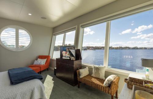 Fleming Island Boat Rental | New Floating Luxury: Unique Houseboat Retreat
