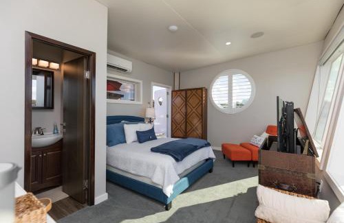 Fleming Island Boat Rental | New Floating Luxury: Unique Houseboat Retreat