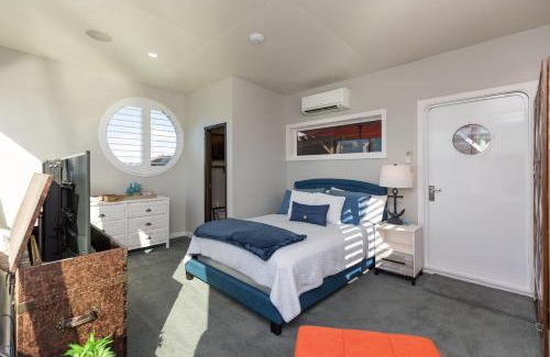 Fleming Island Boat Rental | New Floating Luxury: Unique Houseboat Retreat