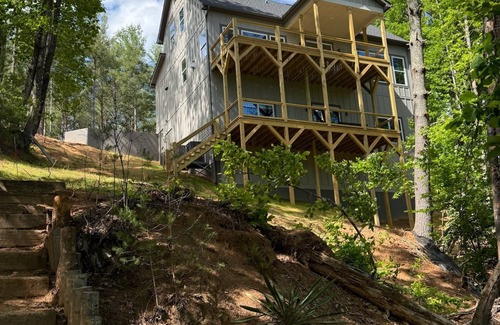 Nebo House | New four bedroom house with private dock on Lake James.
