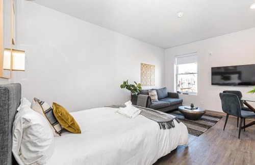 Plateau Mont Royal Apartment | New, Fresh and Luminous Studio in Le Plateau by Den Stays