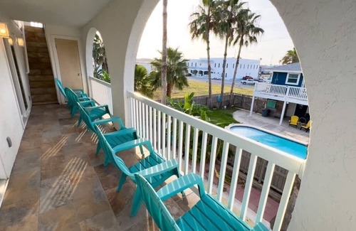 South Padre Island House | NEW! Fun Retro Island Vibe * Sleeps 17 * Beach 1 block