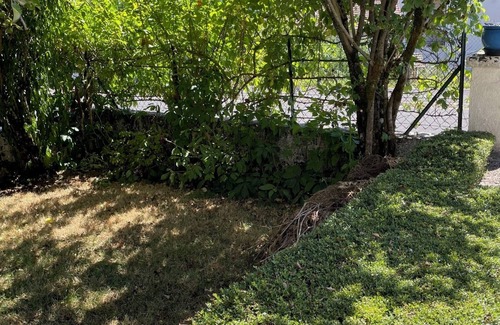 Labrousse Apartment | New garden level of 33 m2 in a house in the center of town. Shaded terrace