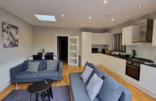 Cricklewood House | NEW! Glorious 2 Bedroom Apartment with private garden
