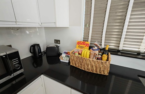 Cricklewood House | NEW! Glorious 2 Bedroom Apartment with private garden