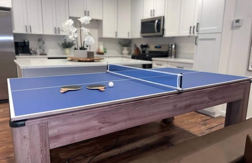 South Oakland House | NEW Gorgeous 4bd near universities Hot tub + Games