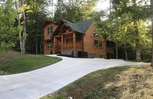Gatlinburg - Pigeon Forge Cabin | New Grizzly Hideaway Luxury Cabin-Cedar Falls-4 Bdrms-4.5Baths-Sleeps 12
