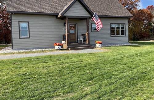 Custer Cabin | NEW! 'Hidden Wonder'—15 Min. to SentryWorld Golf Course!