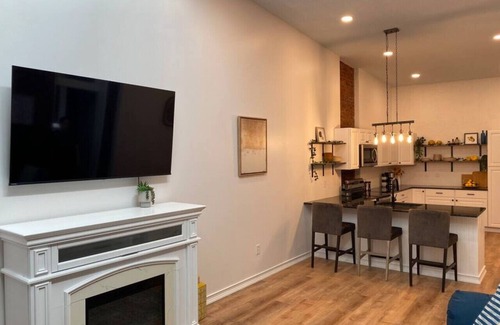 California Apartment | New! Historic & Renovated 3BR Riverside Suite