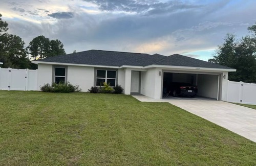 Dunnellon House | New home, lake park less then 1min. The World Equestrian Center 15 minutes away.