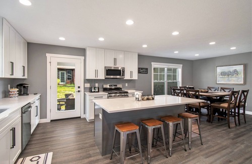 South Bend House | New Home! Quiet location- only 3 minutes to Notre Dame- Sleeps 12