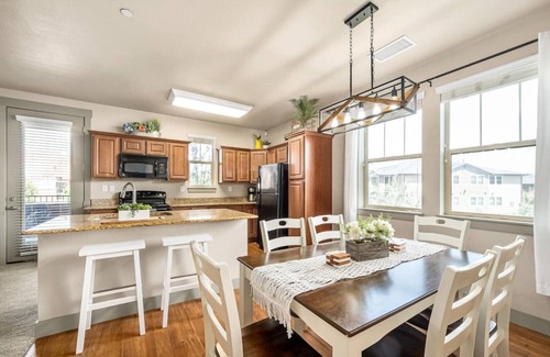 South Jordan House | New-home suite home+fireplace+ski+hot tub+21 mi. to SLC