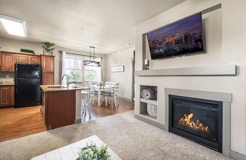 South Jordan House | New-home suite home+fireplace+ski+hot tub+21 mi. to SLC