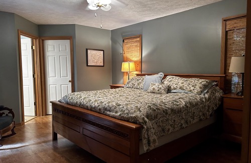 Alpine Lake House | New home! Walking distance to lake & great views!