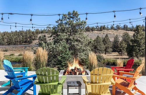 Bend House | New! Hot Tub~ Riverfront ~EV Charger ~ Dog Friendly ~ Ping Pong~Trail Access