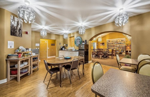 Cathlamet Apartment | NEW! Hotel Cathlamet Rm 202- Queen & Full w/Garden View