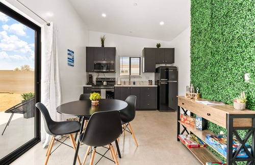 Joshua Tree House | NEW! HotTub, Hammock, FirePit, BBQ & Paved Driveway