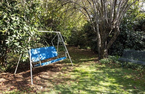 Bright Apartment | NEW Ideal for Couples and Pets-fenced garden-pets welcome inside-walk to town