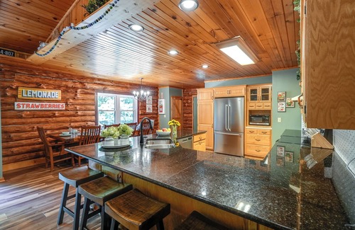 Dover Cabin | NEW *Indoor Pool* | Game Rm, Private Log Cabin - Fun for All Ages 4b/3b sleep 14