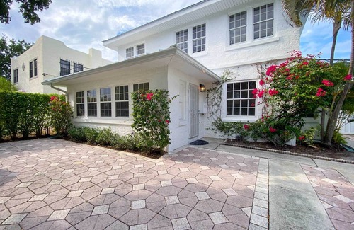Providencia Park Apartment | NEW! Inter-coastal retreat, 1mi beach, private yard, in downtown