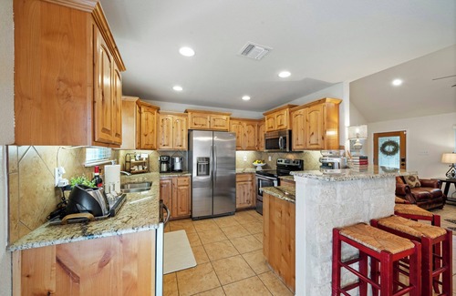 Jourdanton House | NEW Jtown Junction LUXE 3BR 2BA for 7 Desirable Neighborhood Yard 1King 2Q 1T