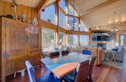 Ocean Park House | New Julie's Stuga-Oceanfront with stunning deck and private access to beach