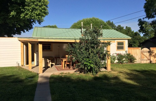 Fruita House | New King Bed - 2 Blocks From Downtown - best backyard in Fruita!