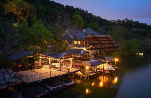 Rivercrest House | *NEW* LAKE AUSTIN | BOAT DOCK | HOT TUB | Lake Views | 8 Beds