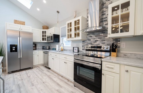 Preston House | New Lake House w/Game Room & Stunning Views
