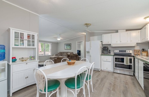Wise House | New! Lakefront, Deck, Dock, Kayak, Great times on Lake Gaston