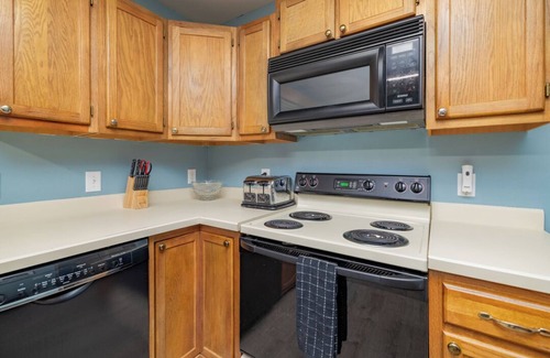 Henrico House | New! Lakefront, Great Location, Pet Friendly